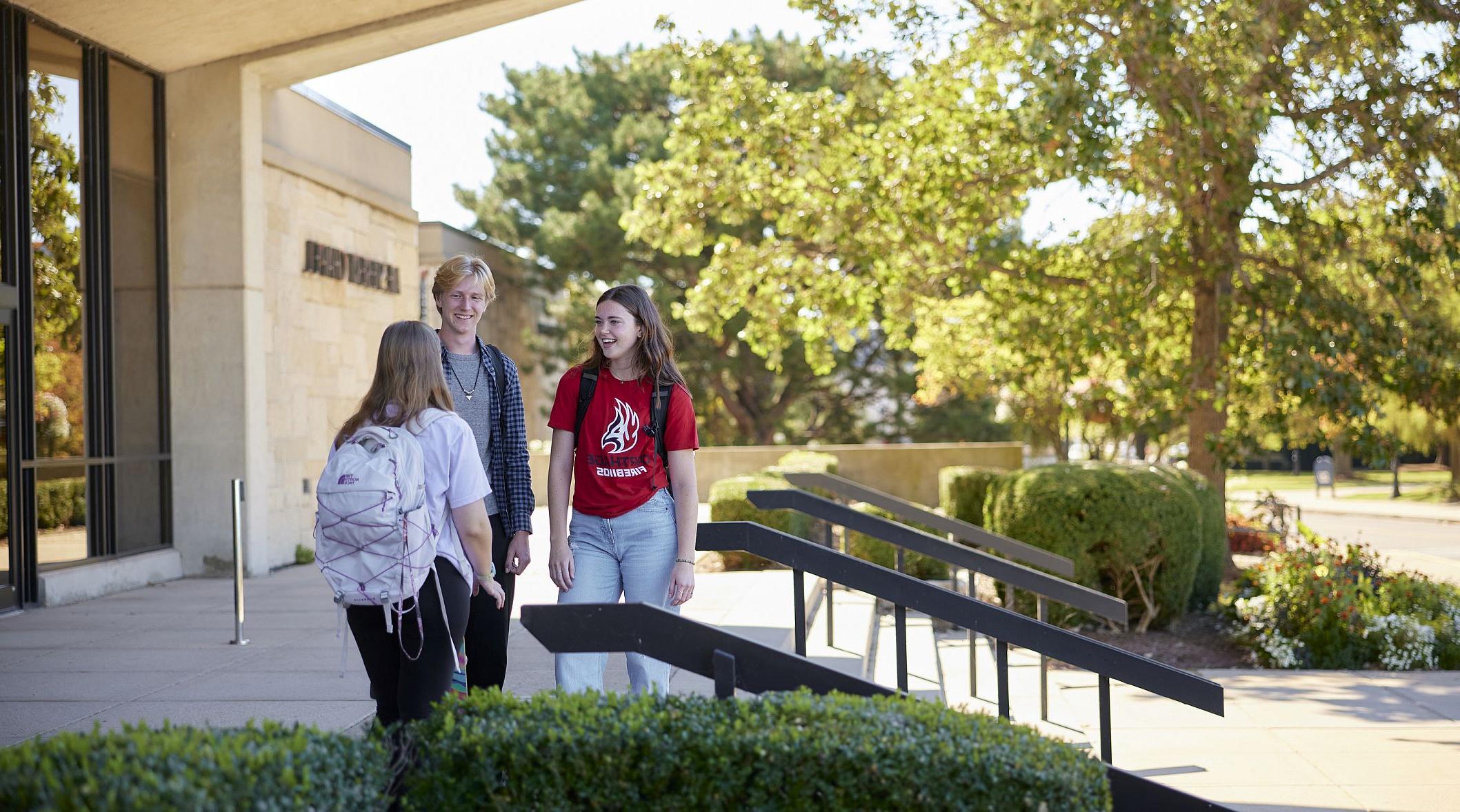 A group of Carthage students standing in front of the A. F. Siebert Chapel.